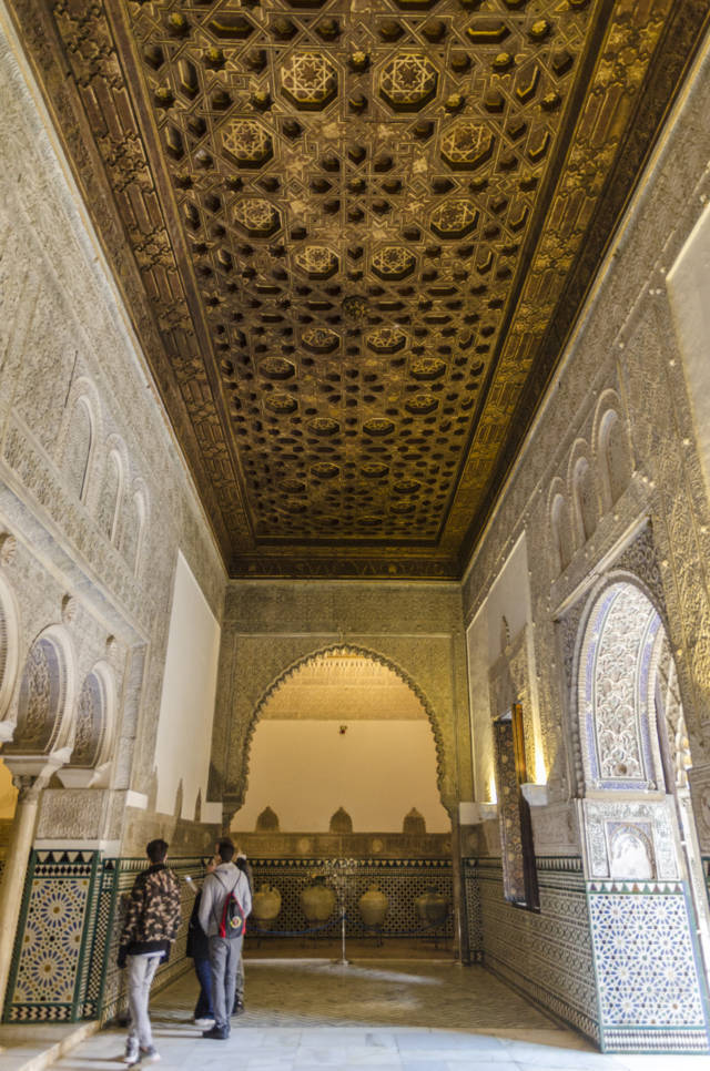 Sevilla 098 - Real Álcazar - Palacio del Rey Don Pedro - Alcoba Real.jpg
